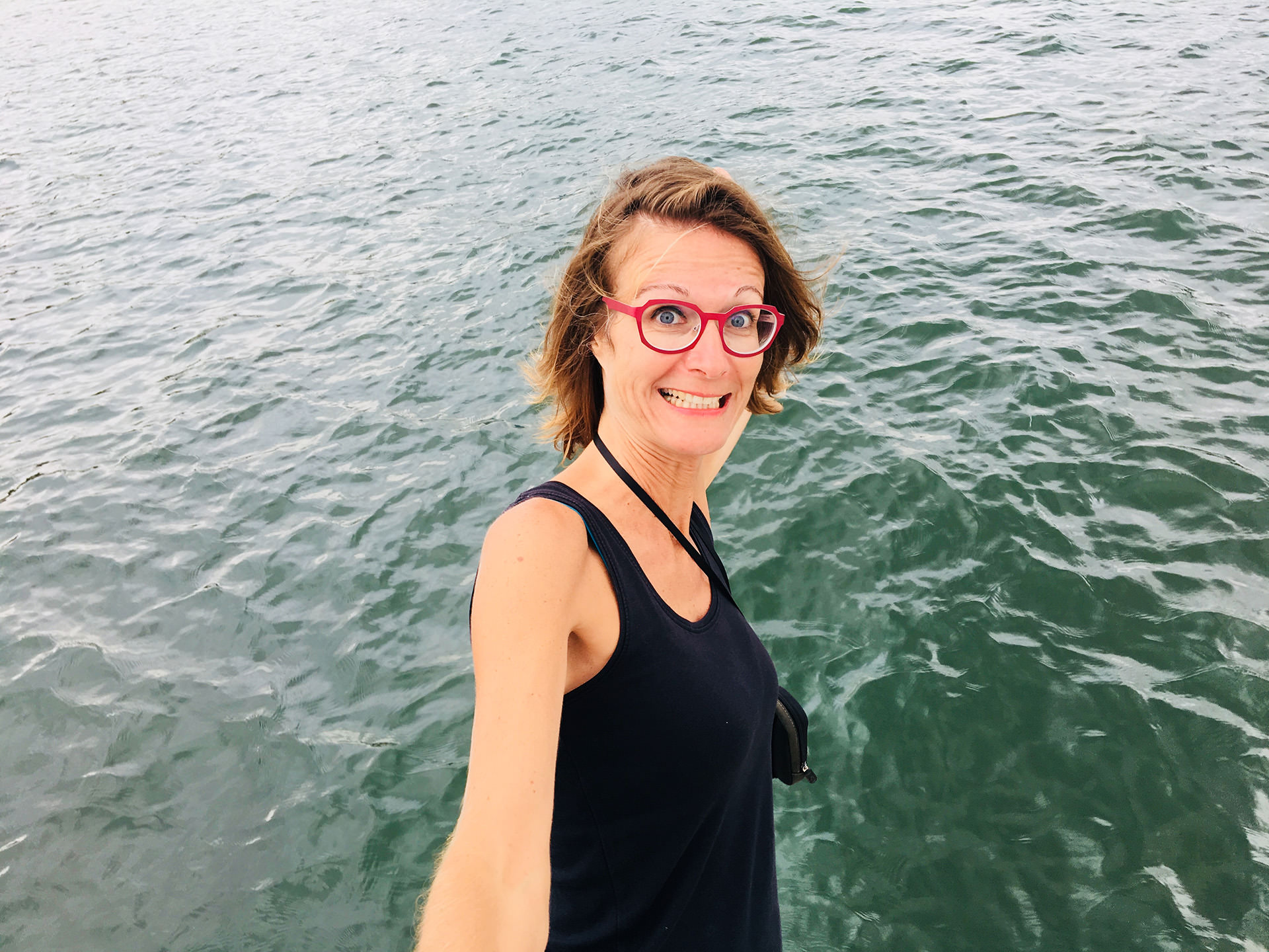 Julie sourire © S. Lucchese Fille qui sourit en équilibre au-dessus de l'eau