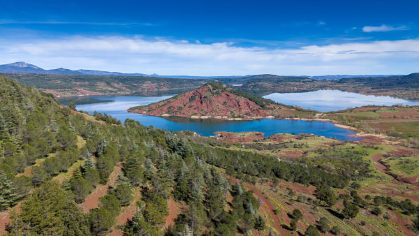 Vue aérienne sur la Presqu'île de Rouens au lac du Salagou